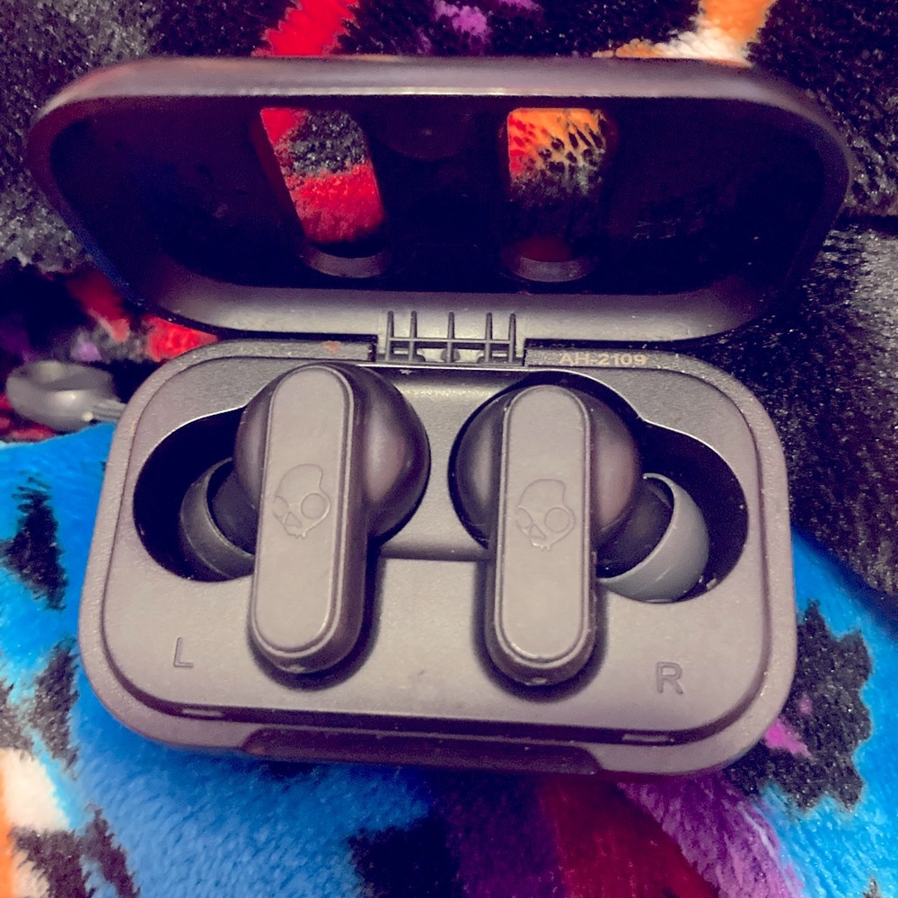 Black CandySkull earbuds with keychain case!